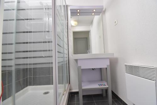 a bathroom with a shower and a sink at T2 Résidence Cap Camargue avec piscine in Le Grau-du-Roi