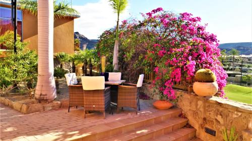 VILLA DE LUXE 5***** golf - piscine chauffée - home cinéma - billard