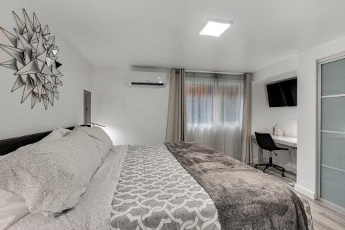 Postel nebo postele na pokoji v ubytování Dog-Friendly Redmond Area Home with Fenced Yard!