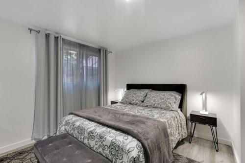 ein weißes Schlafzimmer mit einem Bett und einem Fenster in der Unterkunft Dog-Friendly Redmond Area Home with Fenced Yard! in Redmond