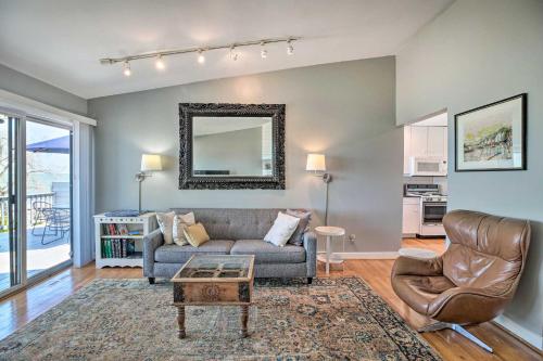 Coin salon dans l'établissement Lakefront Family Retreat with Grill Steps to Beach!