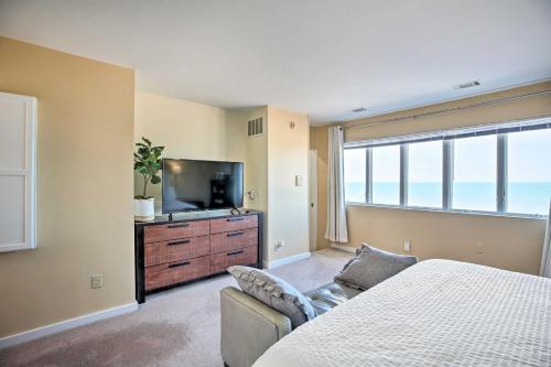 - une chambre avec un lit et une télévision à écran plat dans l'établissement Lakefront Family Retreat with Grill Steps to Beach!, à Gary