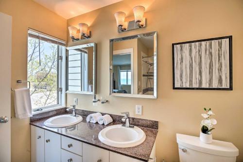 La salle de bains est pourvue de 2 lavabos et d'un miroir. dans l'établissement Lakefront Family Retreat with Grill Steps to Beach!, à Gary