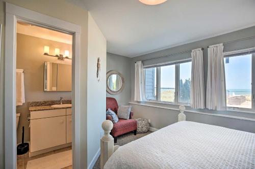 Un ou plusieurs lits dans un hébergement de l'établissement Lakefront Family Retreat with Grill Steps to Beach!