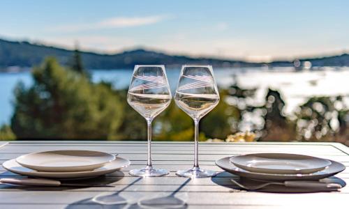 deux verres de vin blanc assis sur une table dans l'établissement Studio avec vue mer et terrasse, à La Seyne-sur-Mer