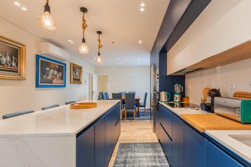 una cucina con armadi blu e piano di lavoro di Vila da Serra 