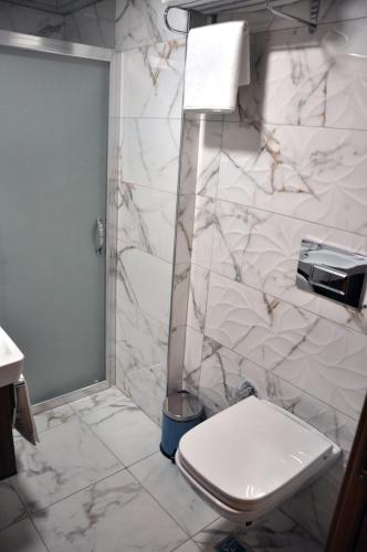 uma casa de banho com um WC e um chuveiro em ERZURUM DAMAK GRUP em Erzurum