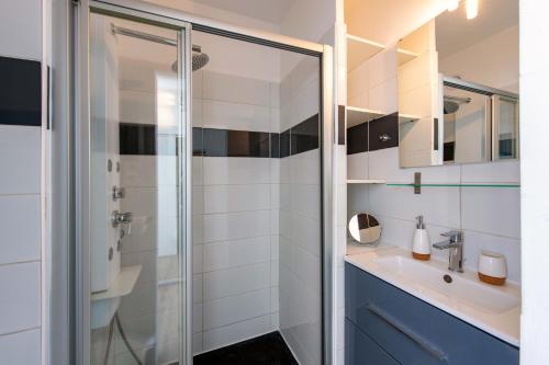 a bathroom with a shower and a sink at Studio avec vue mer et terrasse in La Seyne-sur-Mer