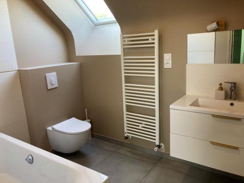 ein Bad mit einem WC und einem Waschbecken in der Unterkunft Maison de 4 chambres avec jardin clos a Saint Cast le Guildo a 1 km de la plage in Saint-Cast-le-Guildo