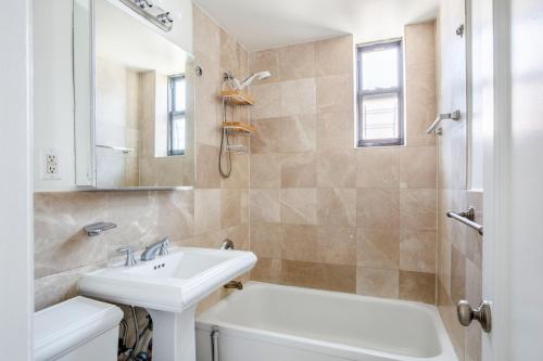 ein Badezimmer mit Waschbecken, Toilette und Dusche in der Unterkunft Corner 1BR in W Village w Doorman NYC-157 in New York