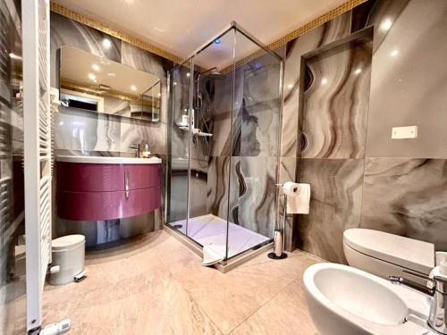 bagno con doccia, lavandino e servizi igienici di Dream suites a Venezia