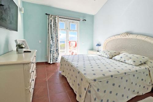 パシート・ブランコにあるVilla Puerto Marina 18のベッドルーム(白いベッド1台、窓付)