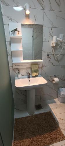 オフリドにあるPetar Apartmentの洗面台と鏡のあるバスルーム