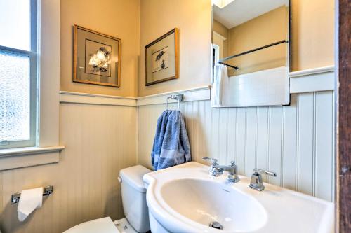 ein Badezimmer mit einem Waschbecken, einem WC und einem Spiegel in der Unterkunft The Green Door Lovely Apt-1 Block to DT Danville in Danville