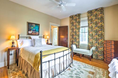 um quarto com uma cama, uma cadeira e uma janela em The Green Door Lovely Apt-1 Block to DT Danville em Danville