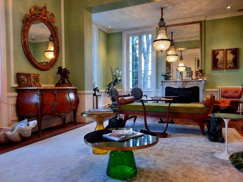 - un salon avec un canapé et une table dans l'établissement Chateau Tanesse de Tourny, à Bayon
