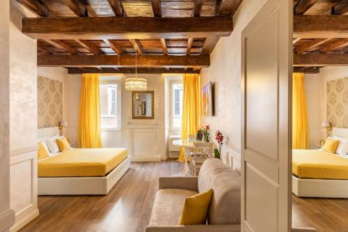 ein Wohnzimmer mit 2 Betten und einem Sofa in der Unterkunft Frattina Elegance Suite in Rom