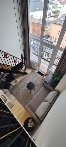 einen Blick über ein Wohnzimmer mit Sofa in der Unterkunft Stay in Kaunas & LA51 - Free Parking in Kaunas