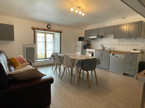 a kitchen and dining room with a table and chairs at Gîte L'entre 2, 7personnes à COLOMBEY proche de Nigloland in Colombey-les-deux-Églises