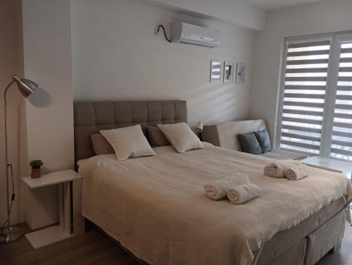 オフリドにあるPetar Apartmentのタオルが敷かれた大きなベッドのある寝室