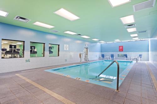een groot zwembad in een grote kamer bij Holiday Inn Express Hauppauge-Long Island, an IHG Hotel in Hauppauge