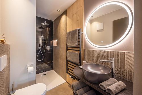 een badkamer met een wastafel en een spiegel bij Small Luxury Apartments Lausa in Valdaora