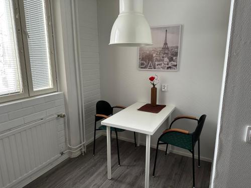 una pequeña mesa blanca y sillas en una habitación en Huoneisto kaupungissa Ylivieska, en Ylivieska