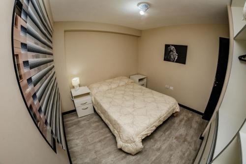 烏斯懷亞的住宿－Centrico, Comodo, Calido，一间小卧室,配有一张床和一个楼梯
