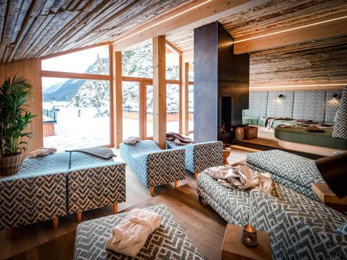 Cette chambre comprend plusieurs lits et une grande fenêtre. dans l'établissement HAUSEREI Design & Kräuterhotel, à Steeg