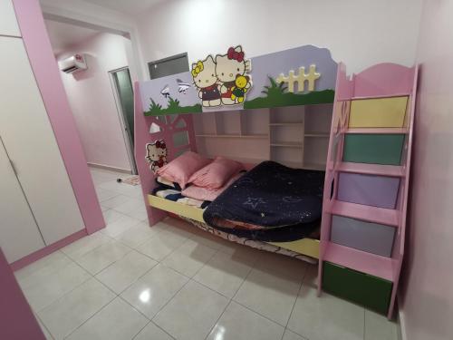 een slaapkamer met een stapelbed en Hello Kitty bij 米米民宿 in Kluang