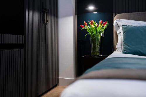 En eller flere senge i et værelse på Hotel 77 Seventy-Seven - Maison D'Art Collection