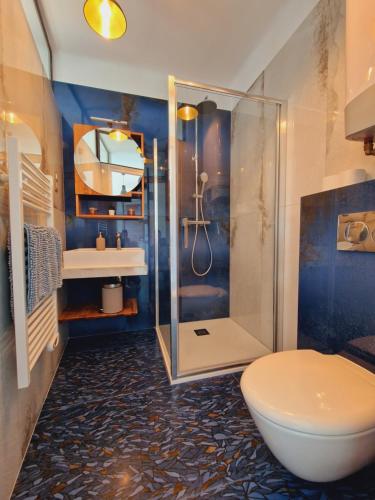 une salle de bain avec douche et toilettes dans l'établissement Incroyable T2 plein de charme avec balcon vue mer à l'entrée d'Ajaccio, à Ajaccio
