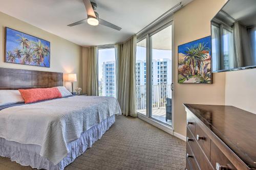 Ένα ή περισσότερα κρεβάτια σε δωμάτιο στο Modern Resort Condo with Balcony - Walk to Beach!
