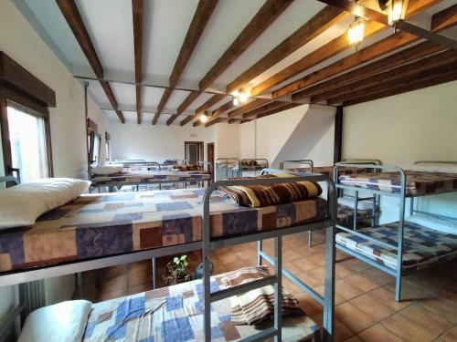 維拉卡扎蒂瑟加的住宿－Albergue Don Camino，一间设有几张双层床的客房