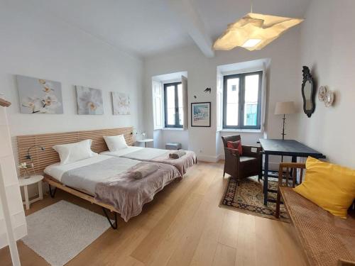 ein Schlafzimmer mit einem Bett und einem Schreibtisch. in der Unterkunft Apartment with Private Garden - Central Location in Lissabon