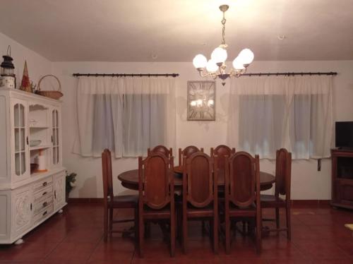 jadalnia ze stołem i krzesłami w obiekcie Gerês e Cabreira - Casa Alexandrina Vilar w mieście Frades