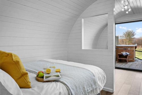een slaapkamer met een bed en een dienblad met fruit erop bij Morgan Sweet, Apple Tree Glamping, Nr Wells in Wells