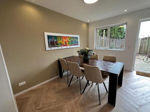 a dining room with a table and chairs at Casa de Schans - 6 persoons vakantiehuis in Landgraaf