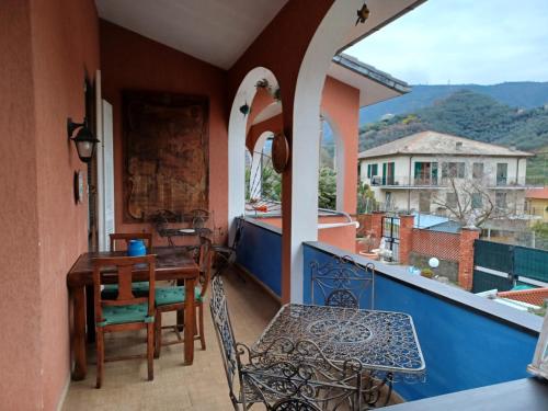 a balcony with a table and chairs and a view at Casa vancanza Sciamandola in Levanto