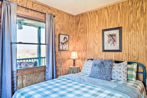 モーガントンにある7 Mi to Downtown Morganton Cabin with Fire Pit!のベッドと窓のある寝室
