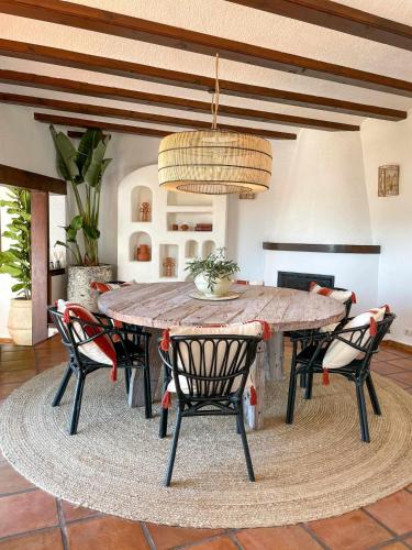 a dining room with a table and chairs at Casa Venezuela in Jávea