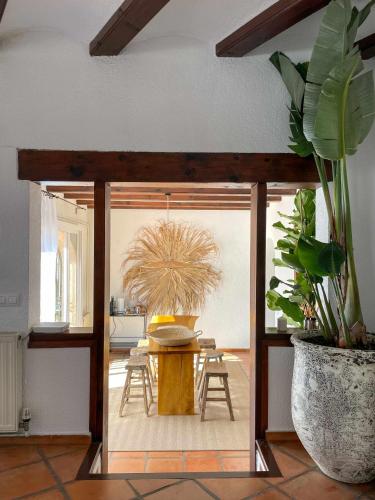 a living room with a table and chairs in a room at Casa Venezuela in Jávea