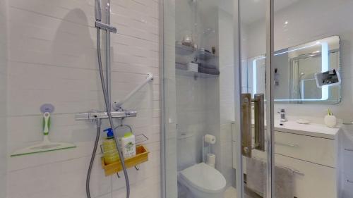 une salle de bain avec une douche avec des toilettes et un lavabo dans l'établissement Le Pytheas Vieux Port Marseille, à Marseille