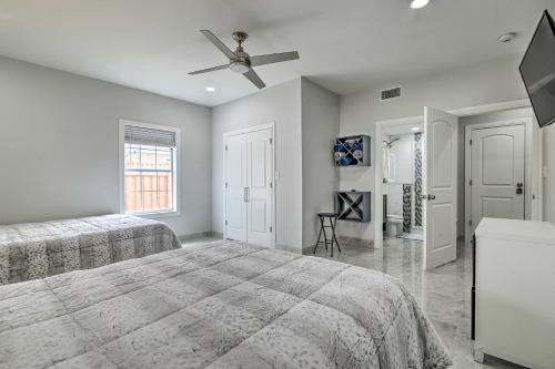 sypialnia z 2 łóżkami i wentylatorem sufitowym w obiekcie Cozy Texas Gulf Coast Vacation Rental with Patio! w mieście Brownsville