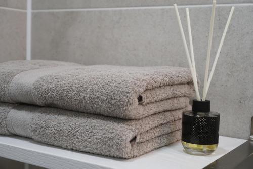 einen Haufen Handtücher auf einem Tisch im Bad in der Unterkunft Apartment Secret in Jonava