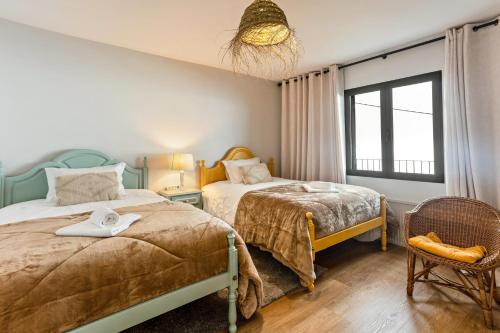 1 dormitorio con 2 camas y ventana en Referta Apartamento T2, en Prazeres