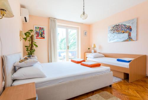 1 dormitorio con 2 camas y ventana en Apartment Paloma, en Dubrovnik