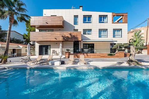 a swimming pool in front of a house at [2 min from the sea] pool, comfort and free WiFi in Miami Platja
