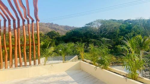 una vista desde el balcón de una casa en Luana suites- Suite Koya en Zihuatanejo