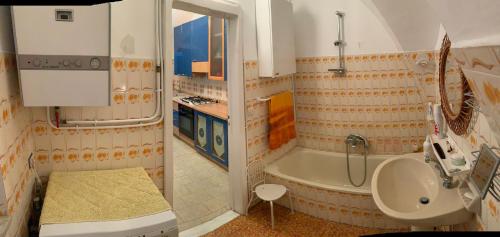 W łazience znajduje się wanna, umywalka i wanna. w obiekcie Casa vacanze Umberto I w mieście Ascoli Satriano
